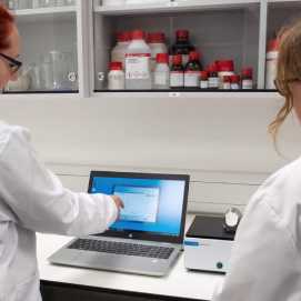two women in a lab using the agilent 5500 series FTIR