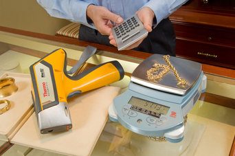 Man testing gold and precious metals with handheld XL2 analyser